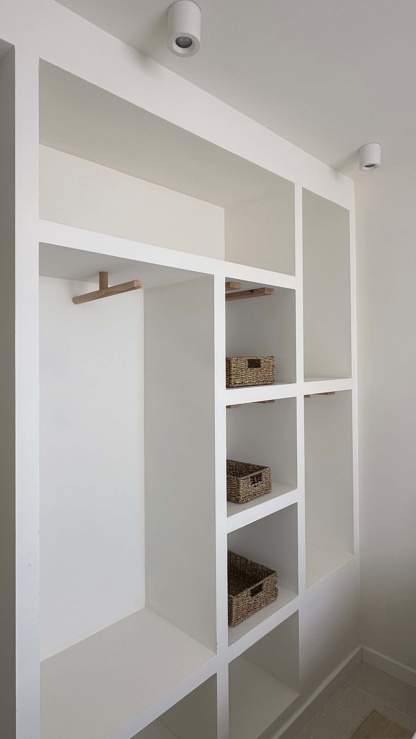 Armario de madera de sabina en uno de los dormitorios del apartamento turístico en Ibiza