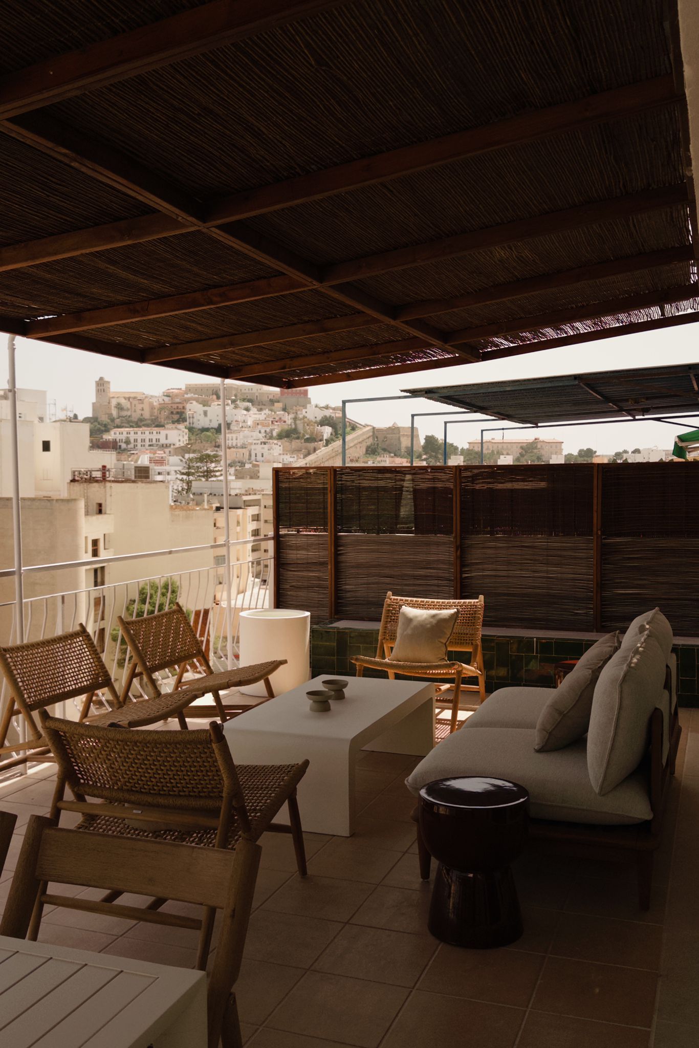 Terraza con vistas a Dalt Vila, apartamento turístico en Ibiza reformado por Nota Estudio